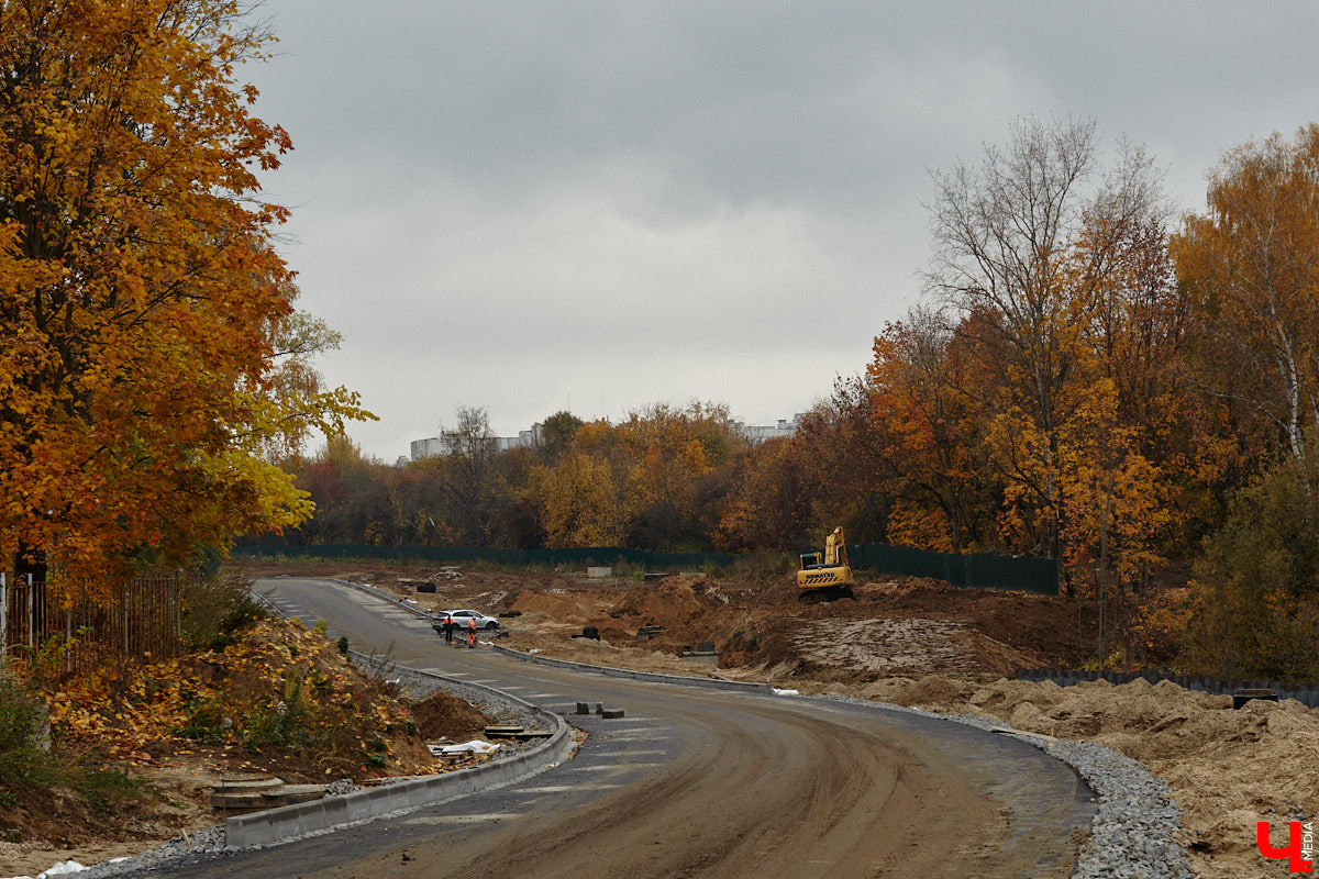 В областном центре продолжается строительство сразу двух новых дорог вдоль границы Старых садов. Одна из них соединит Октябрьский проспект и улицу Стрелецкий Мыс, вторая — Лыбедскую магистраль и улицу Пушкарскую. В будущем там обещают создать новый городской парк. Пока же территорию скрыли от глаз за высоким забором. «Ключ-Медиа» прогулялся по огражденному участку вместе с представителем подрядной организации.