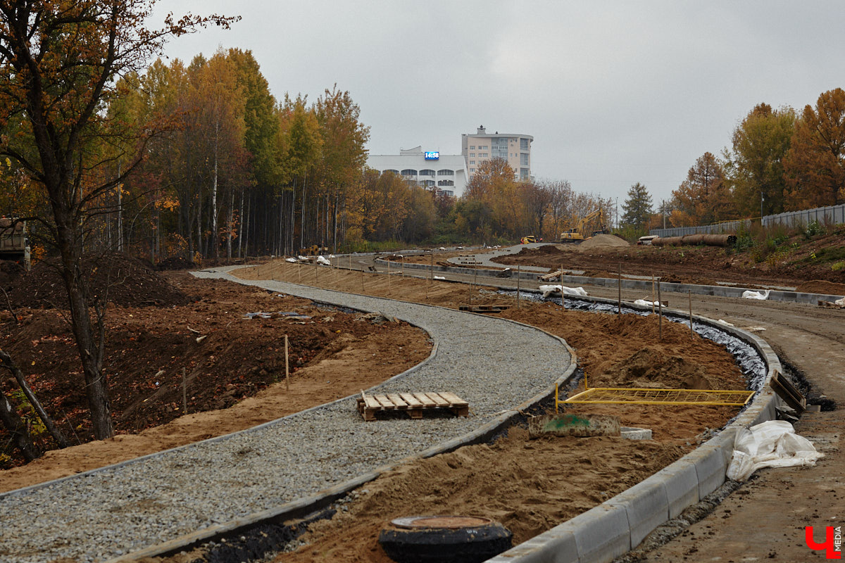 В областном центре продолжается строительство сразу двух новых дорог вдоль границы Старых садов. Одна из них соединит Октябрьский проспект и улицу Стрелецкий Мыс, вторая — Лыбедскую магистраль и улицу Пушкарскую. В будущем там обещают создать новый городской парк. Пока же территорию скрыли от глаз за высоким забором. «Ключ-Медиа» прогулялся по огражденному участку вместе с представителем подрядной организации.