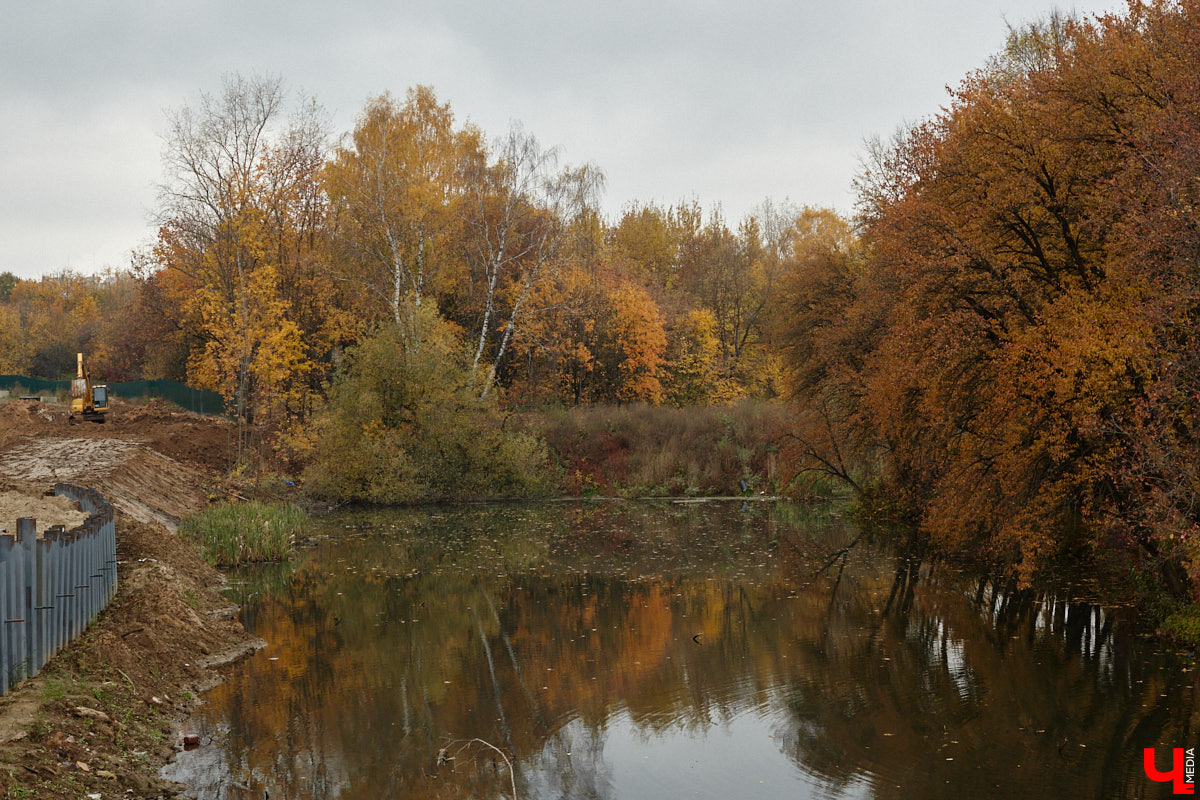 В областном центре продолжается строительство сразу двух новых дорог вдоль границы Старых садов. Одна из них соединит Октябрьский проспект и улицу Стрелецкий Мыс, вторая — Лыбедскую магистраль и улицу Пушкарскую. В будущем там обещают создать новый городской парк. Пока же территорию скрыли от глаз за высоким забором. «Ключ-Медиа» прогулялся по огражденному участку вместе с представителем подрядной организации.