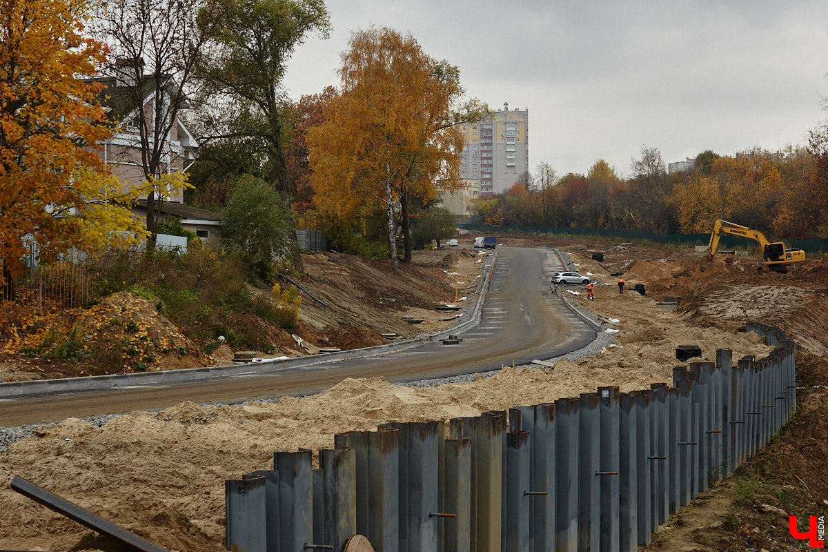 В областном центре продолжается строительство сразу двух новых дорог вдоль границы Старых садов. Одна из них соединит Октябрьский проспект и улицу Стрелецкий Мыс, вторая — Лыбедскую магистраль и улицу Пушкарскую. В будущем там обещают создать новый городской парк. Пока же территорию скрыли от глаз за высоким забором. «Ключ-Медиа» прогулялся по огражденному участку вместе с представителем подрядной организации.