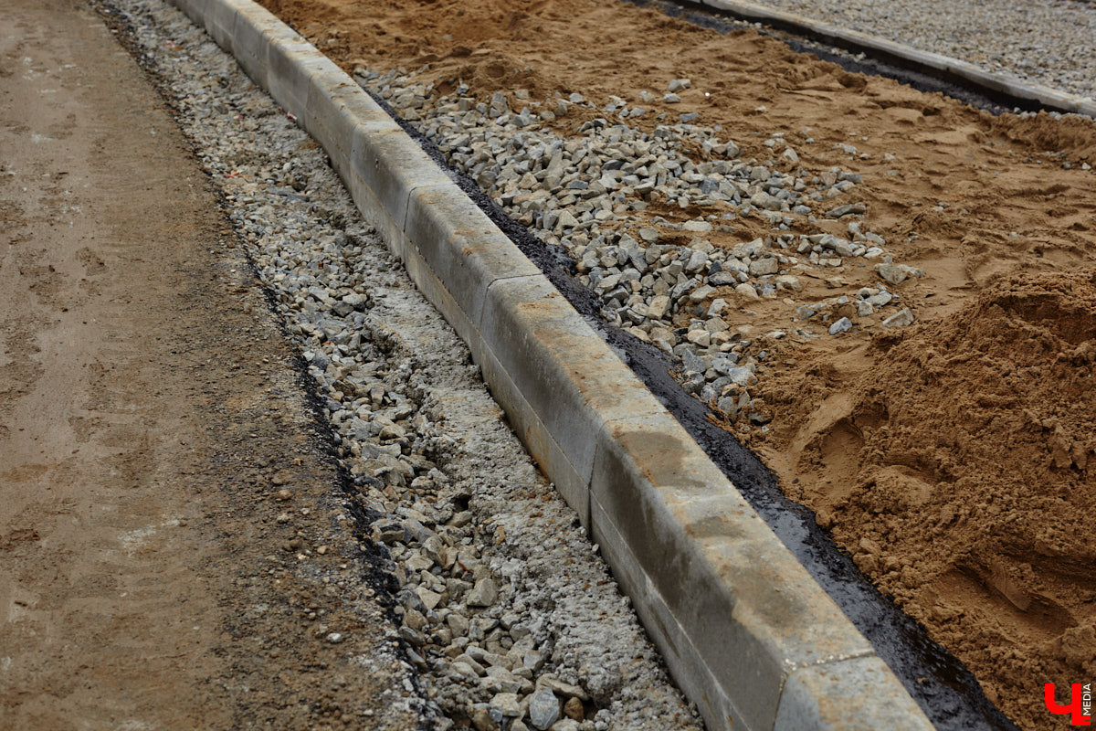 В областном центре продолжается строительство сразу двух новых дорог вдоль границы Старых садов. Одна из них соединит Октябрьский проспект и улицу Стрелецкий Мыс, вторая — Лыбедскую магистраль и улицу Пушкарскую. В будущем там обещают создать новый городской парк. Пока же территорию скрыли от глаз за высоким забором. «Ключ-Медиа» прогулялся по огражденному участку вместе с представителем подрядной организации.