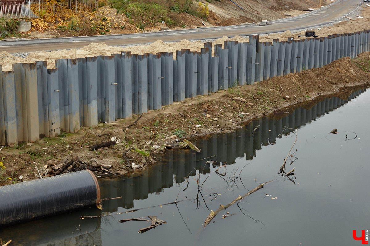 В областном центре продолжается строительство сразу двух новых дорог вдоль границы Старых садов. Одна из них соединит Октябрьский проспект и улицу Стрелецкий Мыс, вторая — Лыбедскую магистраль и улицу Пушкарскую. В будущем там обещают создать новый городской парк. Пока же территорию скрыли от глаз за высоким забором. «Ключ-Медиа» прогулялся по огражденному участку вместе с представителем подрядной организации.