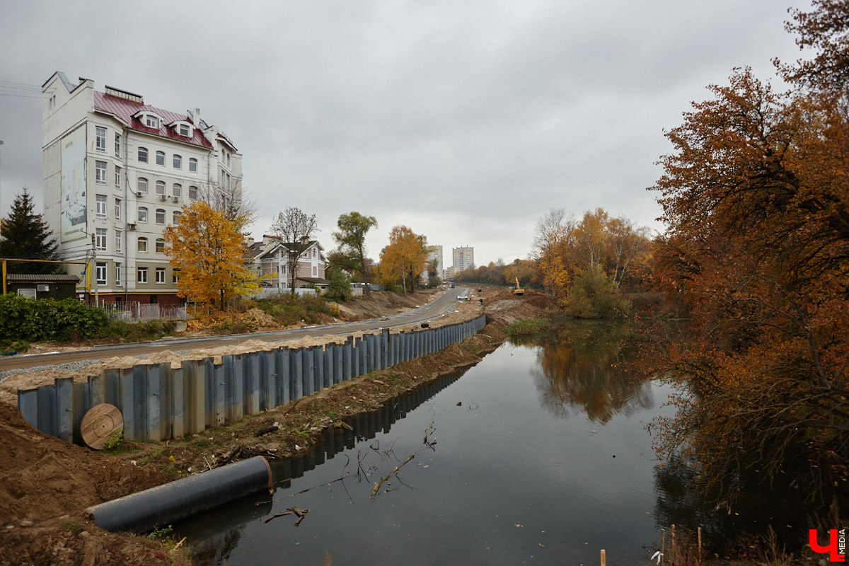 В областном центре продолжается строительство сразу двух новых дорог вдоль границы Старых садов. Одна из них соединит Октябрьский проспект и улицу Стрелецкий Мыс, вторая — Лыбедскую магистраль и улицу Пушкарскую. В будущем там обещают создать новый городской парк. Пока же территорию скрыли от глаз за высоким забором. «Ключ-Медиа» прогулялся по огражденному участку вместе с представителем подрядной организации.