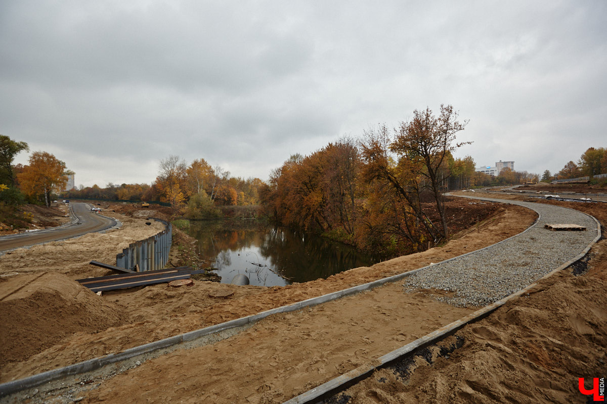В областном центре продолжается строительство сразу двух новых дорог вдоль границы Старых садов. Одна из них соединит Октябрьский проспект и улицу Стрелецкий Мыс, вторая — Лыбедскую магистраль и улицу Пушкарскую. В будущем там обещают создать новый городской парк. Пока же территорию скрыли от глаз за высоким забором. «Ключ-Медиа» прогулялся по огражденному участку вместе с представителем подрядной организации.