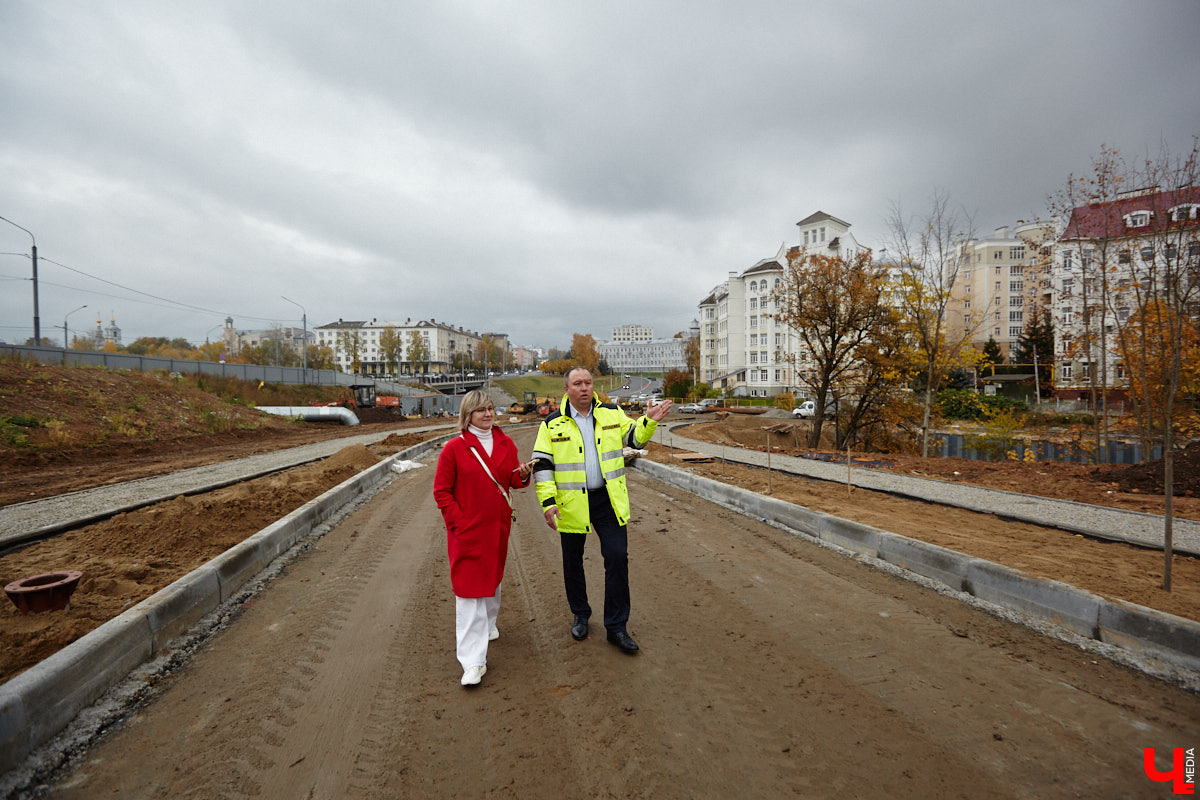 В областном центре продолжается строительство сразу двух новых дорог вдоль границы Старых садов. Одна из них соединит Октябрьский проспект и улицу Стрелецкий Мыс, вторая — Лыбедскую магистраль и улицу Пушкарскую. В будущем там обещают создать новый городской парк. Пока же территорию скрыли от глаз за высоким забором. «Ключ-Медиа» прогулялся по огражденному участку вместе с представителем подрядной организации.