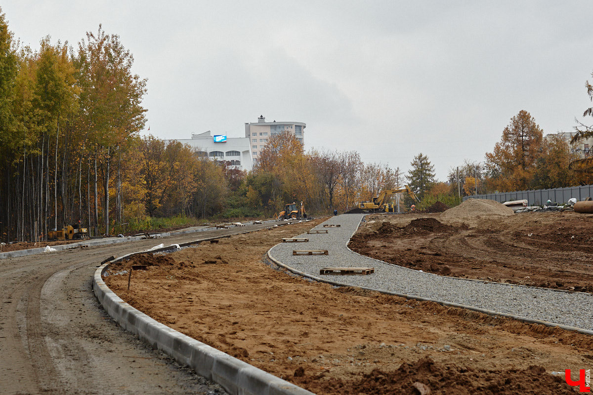 В областном центре продолжается строительство сразу двух новых дорог вдоль границы Старых садов. Одна из них соединит Октябрьский проспект и улицу Стрелецкий Мыс, вторая — Лыбедскую магистраль и улицу Пушкарскую. В будущем там обещают создать новый городской парк. Пока же территорию скрыли от глаз за высоким забором. «Ключ-Медиа» прогулялся по огражденному участку вместе с представителем подрядной организации.