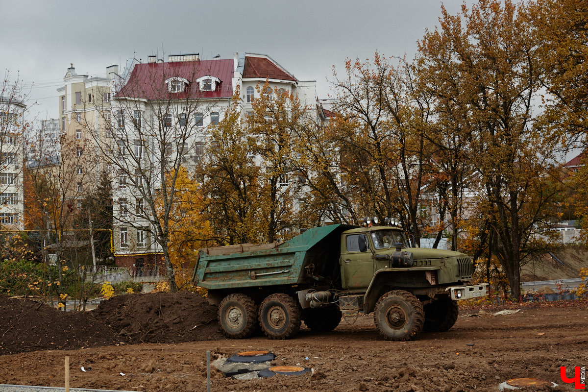 В областном центре продолжается строительство сразу двух новых дорог вдоль границы Старых садов. Одна из них соединит Октябрьский проспект и улицу Стрелецкий Мыс, вторая — Лыбедскую магистраль и улицу Пушкарскую. В будущем там обещают создать новый городской парк. Пока же территорию скрыли от глаз за высоким забором. «Ключ-Медиа» прогулялся по огражденному участку вместе с представителем подрядной организации.