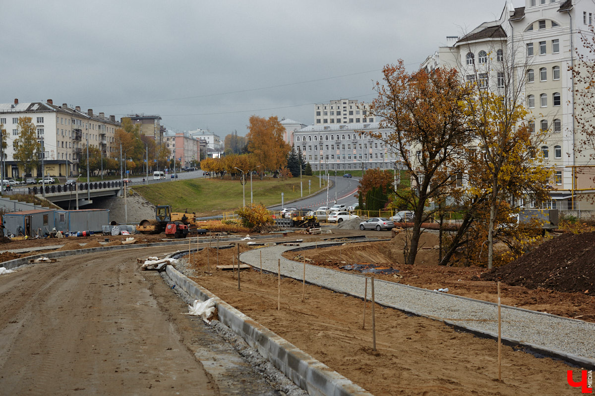 В областном центре продолжается строительство сразу двух новых дорог вдоль границы Старых садов. Одна из них соединит Октябрьский проспект и улицу Стрелецкий Мыс, вторая — Лыбедскую магистраль и улицу Пушкарскую. В будущем там обещают создать новый городской парк. Пока же территорию скрыли от глаз за высоким забором. «Ключ-Медиа» прогулялся по огражденному участку вместе с представителем подрядной организации.