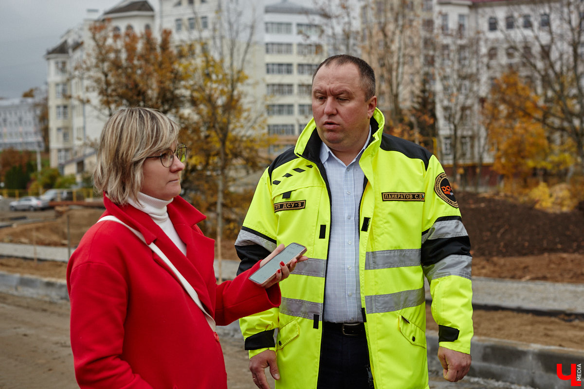 В областном центре продолжается строительство сразу двух новых дорог вдоль границы Старых садов. Одна из них соединит Октябрьский проспект и улицу Стрелецкий Мыс, вторая — Лыбедскую магистраль и улицу Пушкарскую. В будущем там обещают создать новый городской парк. Пока же территорию скрыли от глаз за высоким забором. «Ключ-Медиа» прогулялся по огражденному участку вместе с представителем подрядной организации.