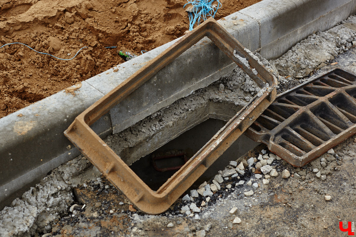 В областном центре продолжается строительство сразу двух новых дорог вдоль границы Старых садов. Одна из них соединит Октябрьский проспект и улицу Стрелецкий Мыс, вторая — Лыбедскую магистраль и улицу Пушкарскую. В будущем там обещают создать новый городской парк. Пока же территорию скрыли от глаз за высоким забором. «Ключ-Медиа» прогулялся по огражденному участку вместе с представителем подрядной организации.