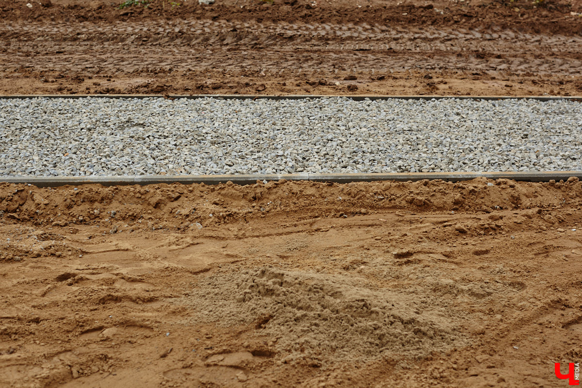 В областном центре продолжается строительство сразу двух новых дорог вдоль границы Старых садов. Одна из них соединит Октябрьский проспект и улицу Стрелецкий Мыс, вторая — Лыбедскую магистраль и улицу Пушкарскую. В будущем там обещают создать новый городской парк. Пока же территорию скрыли от глаз за высоким забором. «Ключ-Медиа» прогулялся по огражденному участку вместе с представителем подрядной организации.