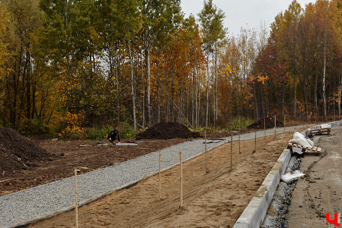 В областном центре продолжается строительство сразу двух новых дорог вдоль границы Старых садов. Одна из них соединит Октябрьский проспект и улицу Стрелецкий Мыс, вторая — Лыбедскую магистраль и улицу Пушкарскую. В будущем там обещают создать новый городской парк. Пока же территорию скрыли от глаз за высоким забором. «Ключ-Медиа» прогулялся по огражденному участку вместе с представителем подрядной организации.