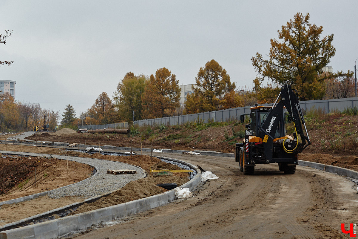 В областном центре продолжается строительство сразу двух новых дорог вдоль границы Старых садов. Одна из них соединит Октябрьский проспект и улицу Стрелецкий Мыс, вторая — Лыбедскую магистраль и улицу Пушкарскую. В будущем там обещают создать новый городской парк. Пока же территорию скрыли от глаз за высоким забором. «Ключ-Медиа» прогулялся по огражденному участку вместе с представителем подрядной организации.