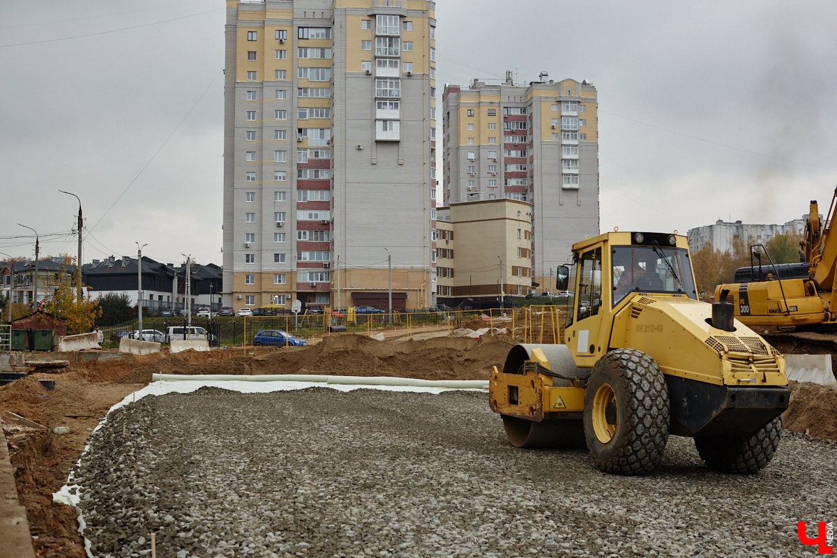 В областном центре продолжается строительство сразу двух новых дорог вдоль границы Старых садов. Одна из них соединит Октябрьский проспект и улицу Стрелецкий Мыс, вторая — Лыбедскую магистраль и улицу Пушкарскую. В будущем там обещают создать новый городской парк. Пока же территорию скрыли от глаз за высоким забором. «Ключ-Медиа» прогулялся по огражденному участку вместе с представителем подрядной организации.