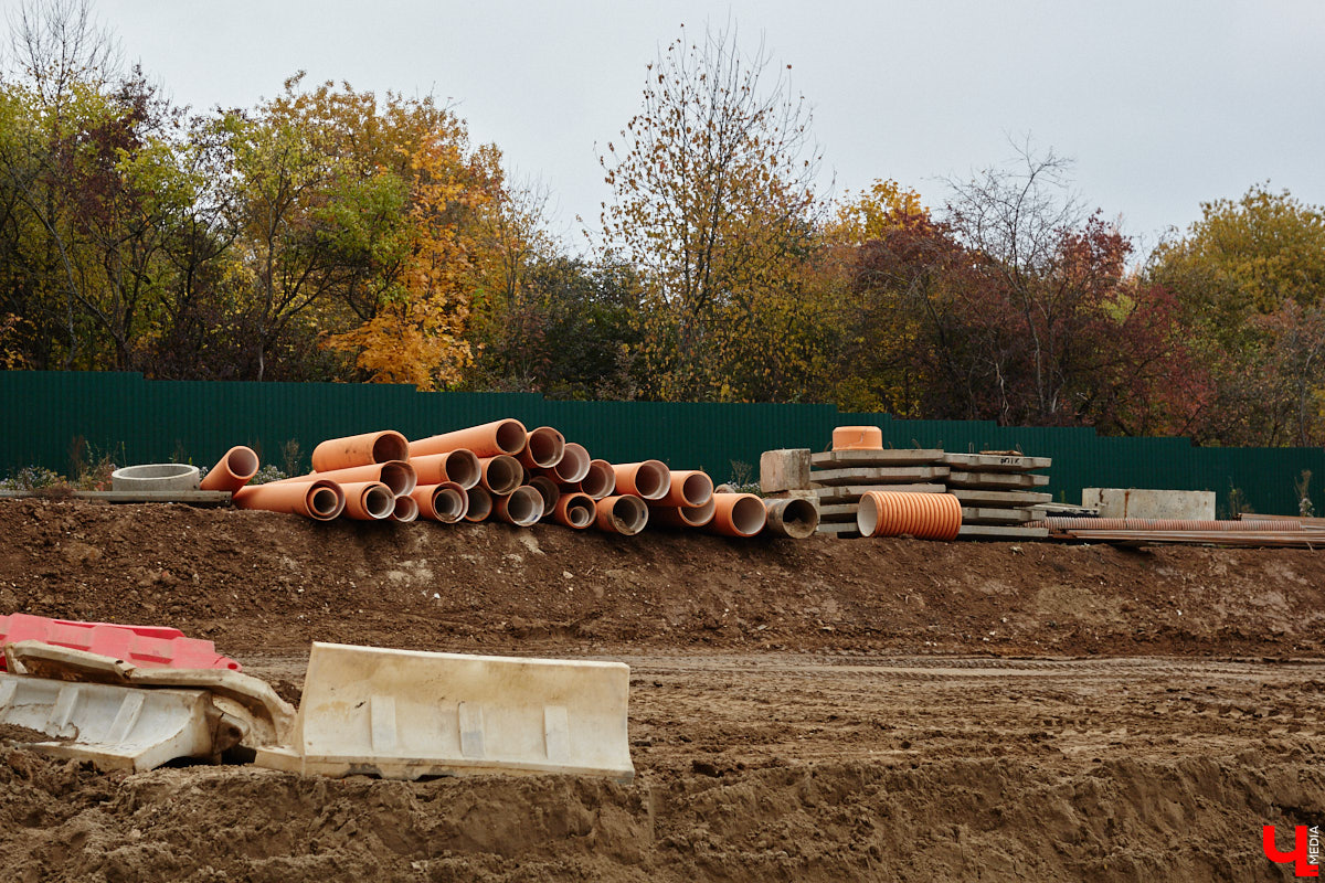 В областном центре продолжается строительство сразу двух новых дорог вдоль границы Старых садов. Одна из них соединит Октябрьский проспект и улицу Стрелецкий Мыс, вторая — Лыбедскую магистраль и улицу Пушкарскую. В будущем там обещают создать новый городской парк. Пока же территорию скрыли от глаз за высоким забором. «Ключ-Медиа» прогулялся по огражденному участку вместе с представителем подрядной организации.