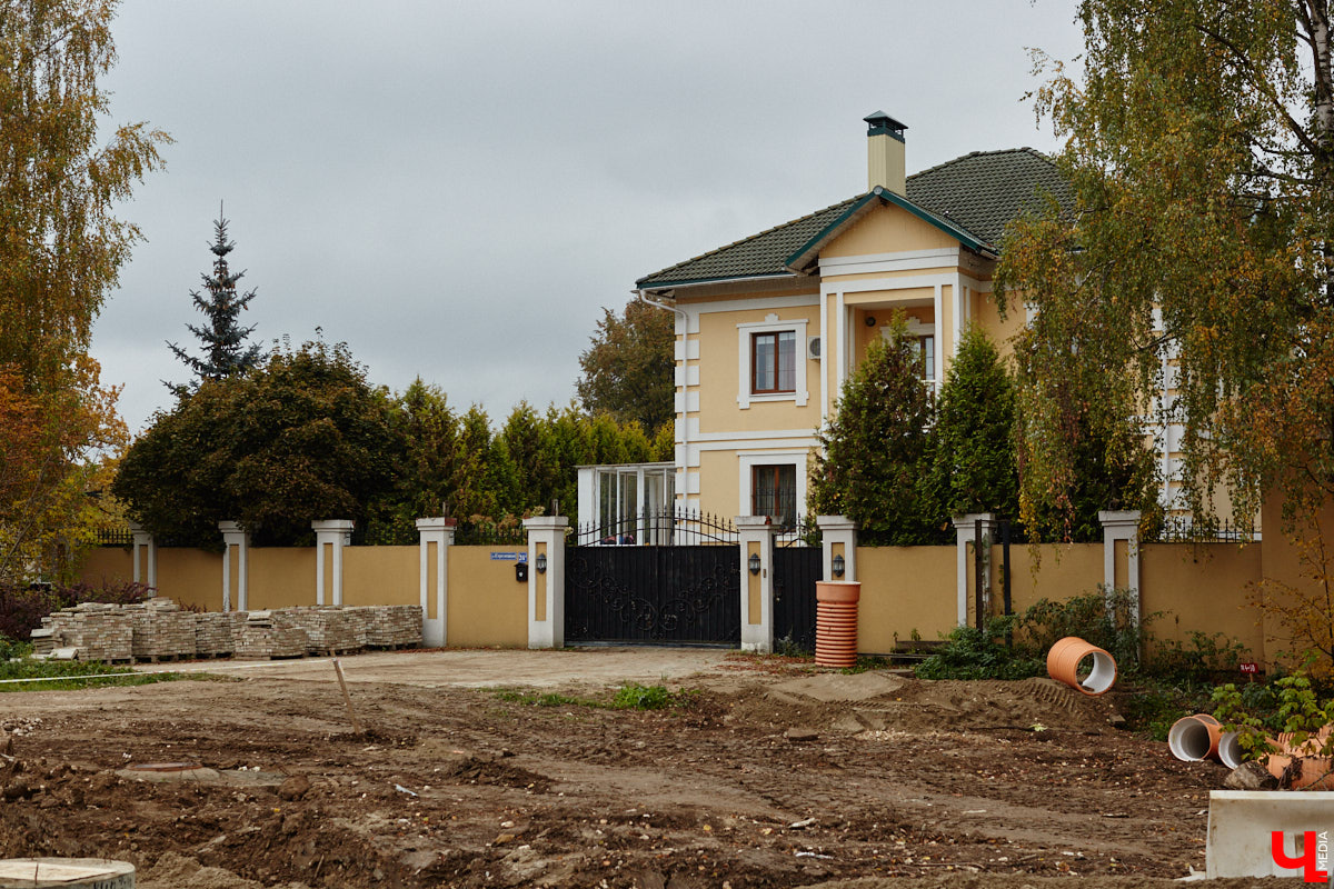 В областном центре продолжается строительство сразу двух новых дорог вдоль границы Старых садов. Одна из них соединит Октябрьский проспект и улицу Стрелецкий Мыс, вторая — Лыбедскую магистраль и улицу Пушкарскую. В будущем там обещают создать новый городской парк. Пока же территорию скрыли от глаз за высоким забором. «Ключ-Медиа» прогулялся по огражденному участку вместе с представителем подрядной организации.