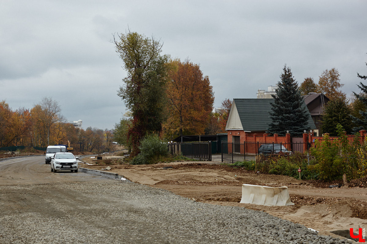 В областном центре продолжается строительство сразу двух новых дорог вдоль границы Старых садов. Одна из них соединит Октябрьский проспект и улицу Стрелецкий Мыс, вторая — Лыбедскую магистраль и улицу Пушкарскую. В будущем там обещают создать новый городской парк. Пока же территорию скрыли от глаз за высоким забором. «Ключ-Медиа» прогулялся по огражденному участку вместе с представителем подрядной организации.
