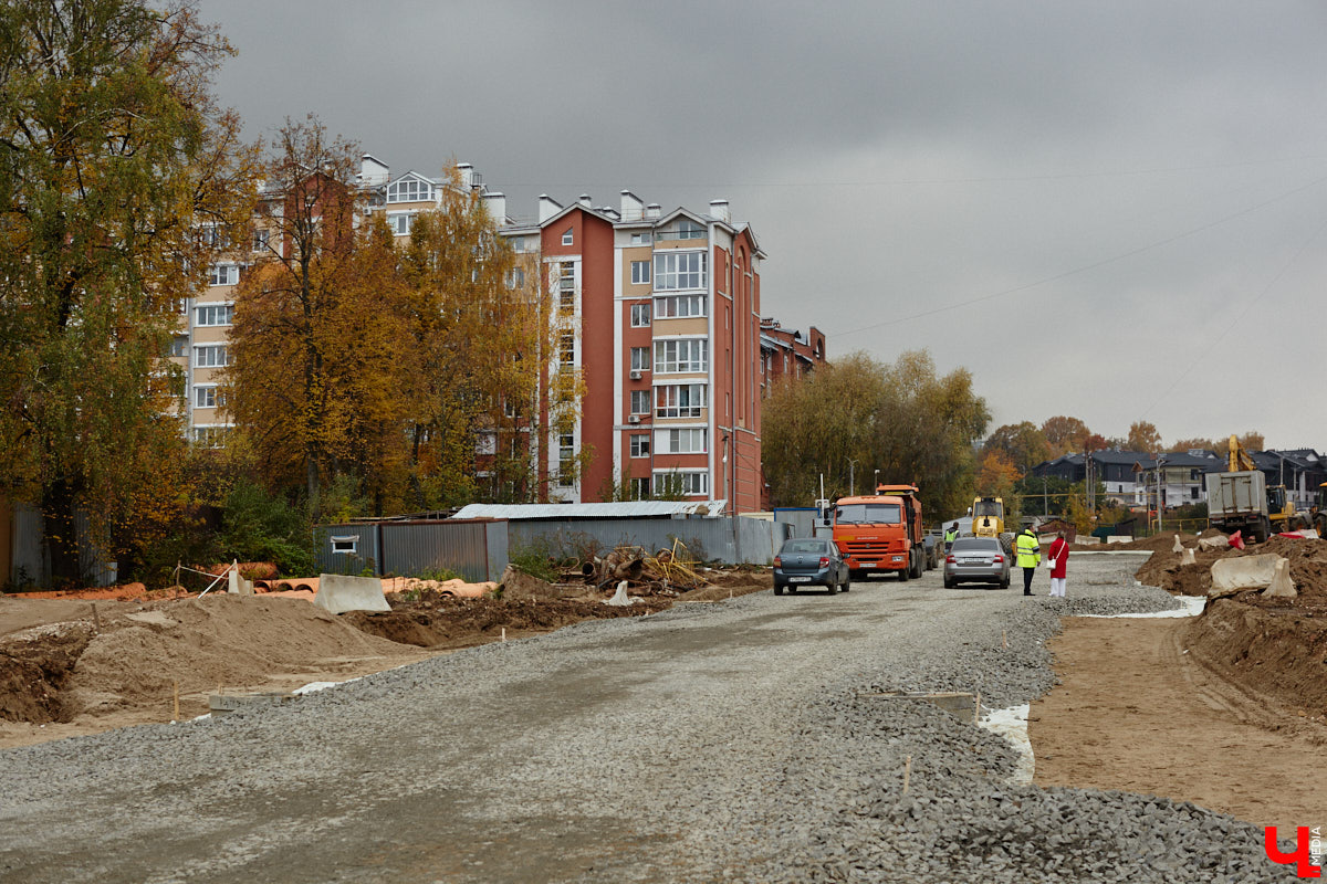 В областном центре продолжается строительство сразу двух новых дорог вдоль границы Старых садов. Одна из них соединит Октябрьский проспект и улицу Стрелецкий Мыс, вторая — Лыбедскую магистраль и улицу Пушкарскую. В будущем там обещают создать новый городской парк. Пока же территорию скрыли от глаз за высоким забором. «Ключ-Медиа» прогулялся по огражденному участку вместе с представителем подрядной организации.