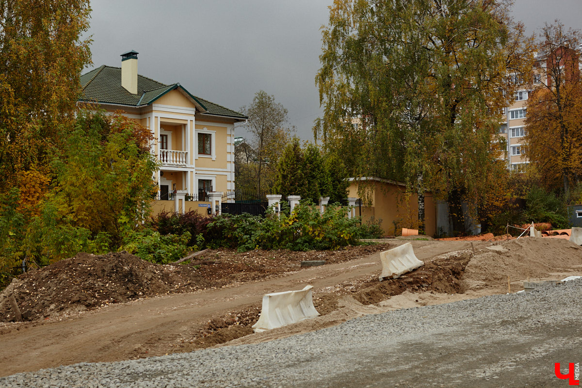 В областном центре продолжается строительство сразу двух новых дорог вдоль границы Старых садов. Одна из них соединит Октябрьский проспект и улицу Стрелецкий Мыс, вторая — Лыбедскую магистраль и улицу Пушкарскую. В будущем там обещают создать новый городской парк. Пока же территорию скрыли от глаз за высоким забором. «Ключ-Медиа» прогулялся по огражденному участку вместе с представителем подрядной организации.