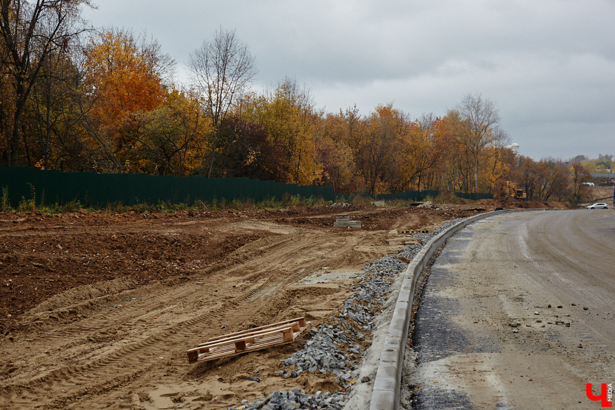 В областном центре продолжается строительство сразу двух новых дорог вдоль границы Старых садов. Одна из них соединит Октябрьский проспект и улицу Стрелецкий Мыс, вторая — Лыбедскую магистраль и улицу Пушкарскую. В будущем там обещают создать новый городской парк. Пока же территорию скрыли от глаз за высоким забором. «Ключ-Медиа» прогулялся по огражденному участку вместе с представителем подрядной организации.