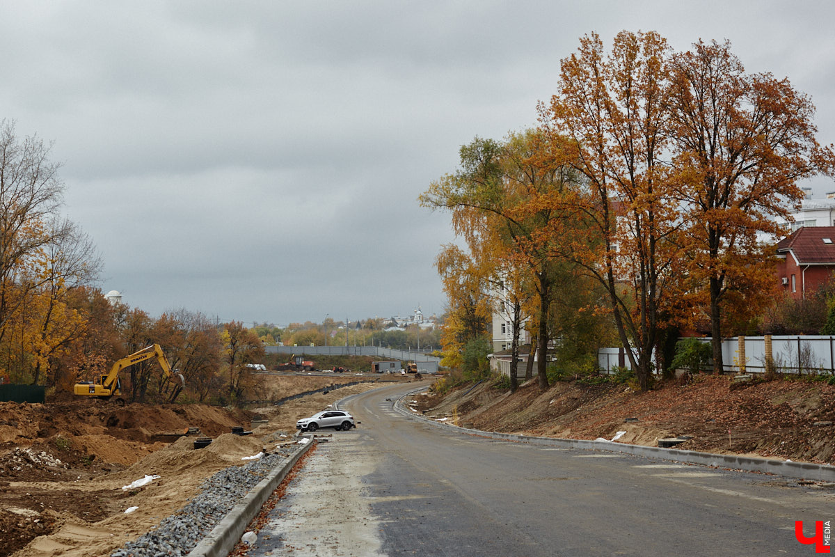 В областном центре продолжается строительство сразу двух новых дорог вдоль границы Старых садов. Одна из них соединит Октябрьский проспект и улицу Стрелецкий Мыс, вторая — Лыбедскую магистраль и улицу Пушкарскую. В будущем там обещают создать новый городской парк. Пока же территорию скрыли от глаз за высоким забором. «Ключ-Медиа» прогулялся по огражденному участку вместе с представителем подрядной организации.