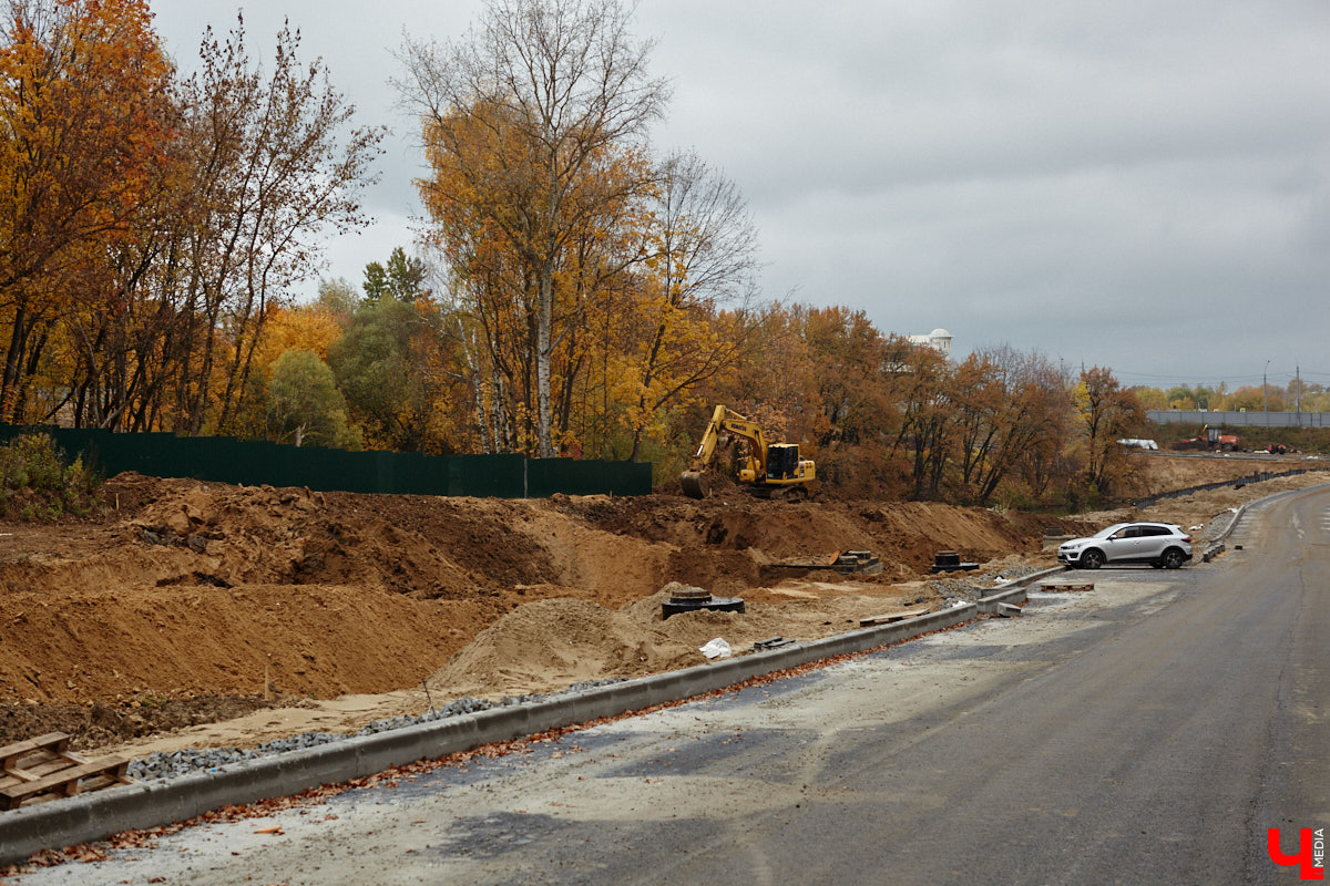 В областном центре продолжается строительство сразу двух новых дорог вдоль границы Старых садов. Одна из них соединит Октябрьский проспект и улицу Стрелецкий Мыс, вторая — Лыбедскую магистраль и улицу Пушкарскую. В будущем там обещают создать новый городской парк. Пока же территорию скрыли от глаз за высоким забором. «Ключ-Медиа» прогулялся по огражденному участку вместе с представителем подрядной организации.