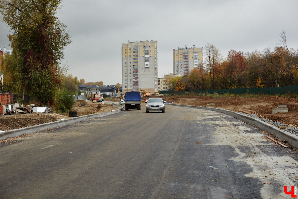 В областном центре продолжается строительство сразу двух новых дорог вдоль границы Старых садов. Одна из них соединит Октябрьский проспект и улицу Стрелецкий Мыс, вторая — Лыбедскую магистраль и улицу Пушкарскую. В будущем там обещают создать новый городской парк. Пока же территорию скрыли от глаз за высоким забором. «Ключ-Медиа» прогулялся по огражденному участку вместе с представителем подрядной организации.