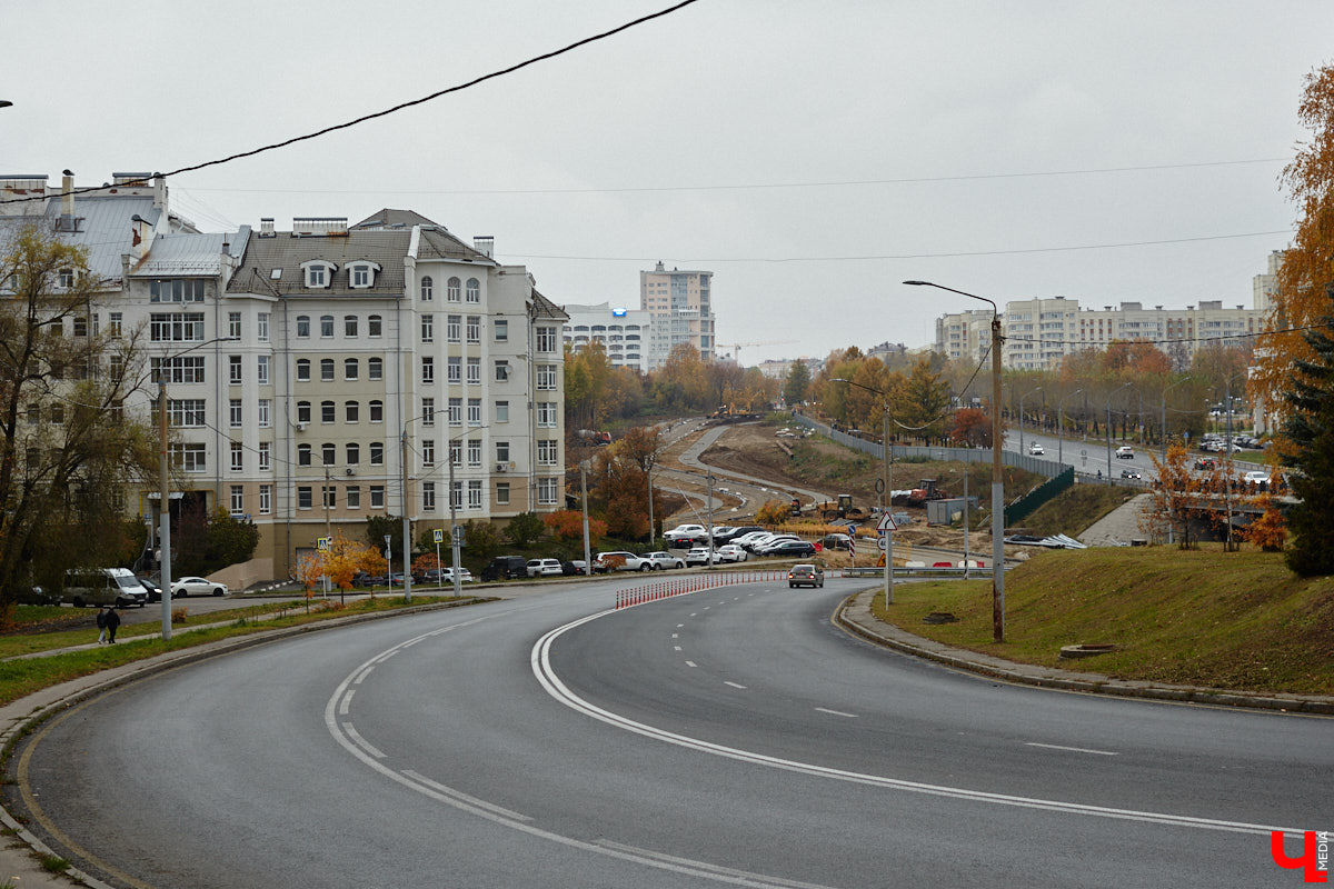 В областном центре продолжается строительство сразу двух новых дорог вдоль границы Старых садов. Одна из них соединит Октябрьский проспект и улицу Стрелецкий Мыс, вторая — Лыбедскую магистраль и улицу Пушкарскую. В будущем там обещают создать новый городской парк. Пока же территорию скрыли от глаз за высоким забором. «Ключ-Медиа» прогулялся по огражденному участку вместе с представителем подрядной организации.