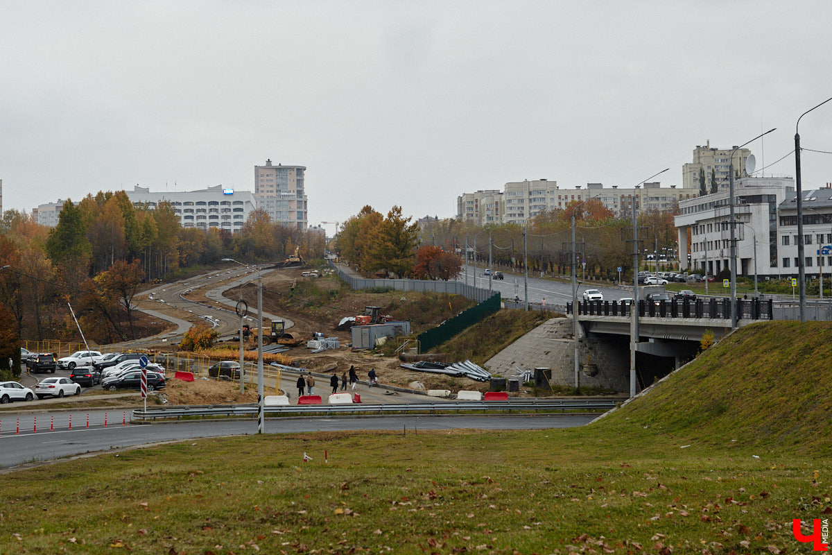 В областном центре продолжается строительство сразу двух новых дорог вдоль границы Старых садов. Одна из них соединит Октябрьский проспект и улицу Стрелецкий Мыс, вторая — Лыбедскую магистраль и улицу Пушкарскую. В будущем там обещают создать новый городской парк. Пока же территорию скрыли от глаз за высоким забором. «Ключ-Медиа» прогулялся по огражденному участку вместе с представителем подрядной организации.