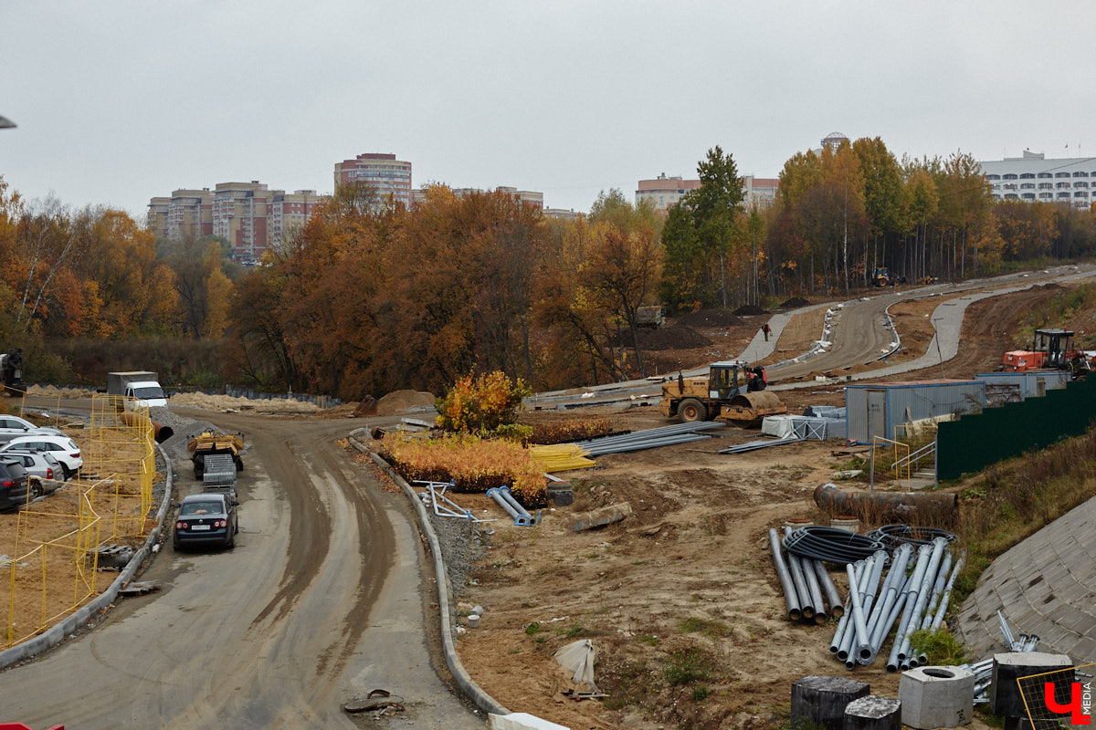 В областном центре продолжается строительство сразу двух новых дорог вдоль границы Старых садов. Одна из них соединит Октябрьский проспект и улицу Стрелецкий Мыс, вторая — Лыбедскую магистраль и улицу Пушкарскую. В будущем там обещают создать новый городской парк. Пока же территорию скрыли от глаз за высоким забором. «Ключ-Медиа» прогулялся по огражденному участку вместе с представителем подрядной организации.