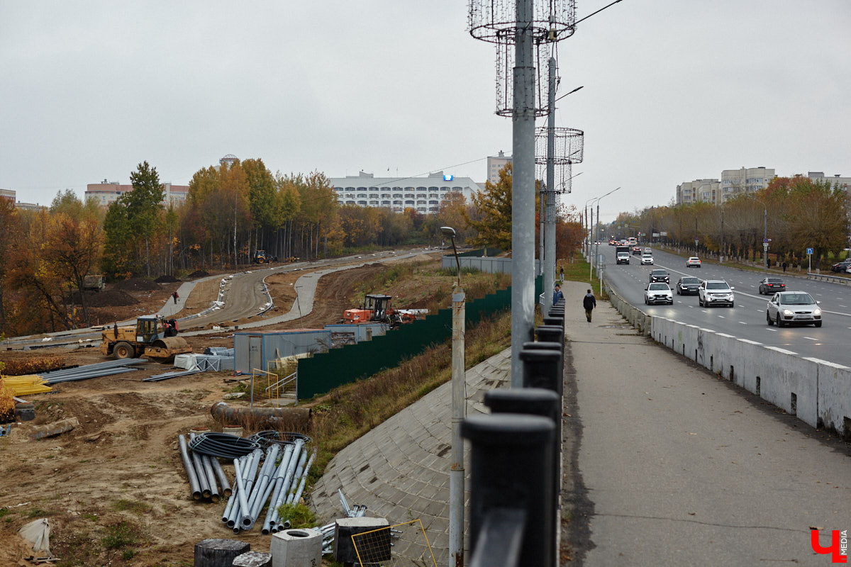 В областном центре продолжается строительство сразу двух новых дорог вдоль границы Старых садов. Одна из них соединит Октябрьский проспект и улицу Стрелецкий Мыс, вторая — Лыбедскую магистраль и улицу Пушкарскую. В будущем там обещают создать новый городской парк. Пока же территорию скрыли от глаз за высоким забором. «Ключ-Медиа» прогулялся по огражденному участку вместе с представителем подрядной организации.
