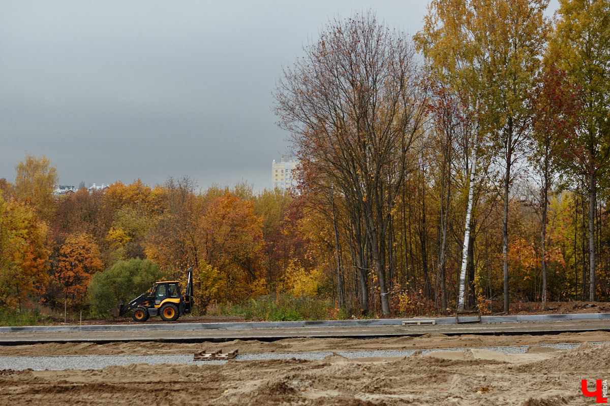 В областном центре продолжается строительство сразу двух новых дорог вдоль границы Старых садов. Одна из них соединит Октябрьский проспект и улицу Стрелецкий Мыс, вторая — Лыбедскую магистраль и улицу Пушкарскую. В будущем там обещают создать новый городской парк. Пока же территорию скрыли от глаз за высоким забором. «Ключ-Медиа» прогулялся по огражденному участку вместе с представителем подрядной организации.