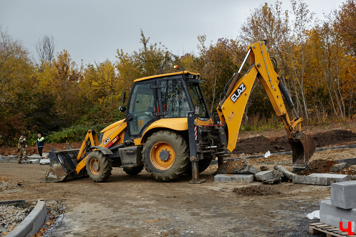 В областном центре продолжается строительство сразу двух новых дорог вдоль границы Старых садов. Одна из них соединит Октябрьский проспект и улицу Стрелецкий Мыс, вторая — Лыбедскую магистраль и улицу Пушкарскую. В будущем там обещают создать новый городской парк. Пока же территорию скрыли от глаз за высоким забором. «Ключ-Медиа» прогулялся по огражденному участку вместе с представителем подрядной организации.