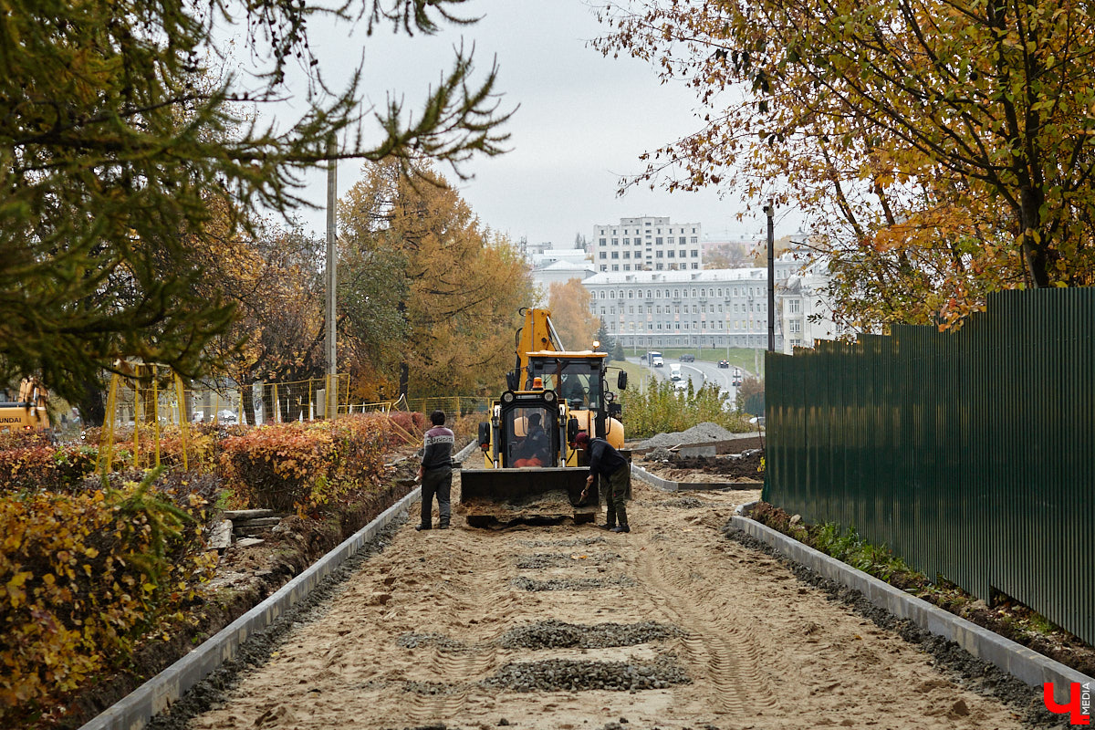 В областном центре продолжается строительство сразу двух новых дорог вдоль границы Старых садов. Одна из них соединит Октябрьский проспект и улицу Стрелецкий Мыс, вторая — Лыбедскую магистраль и улицу Пушкарскую. В будущем там обещают создать новый городской парк. Пока же территорию скрыли от глаз за высоким забором. «Ключ-Медиа» прогулялся по огражденному участку вместе с представителем подрядной организации.