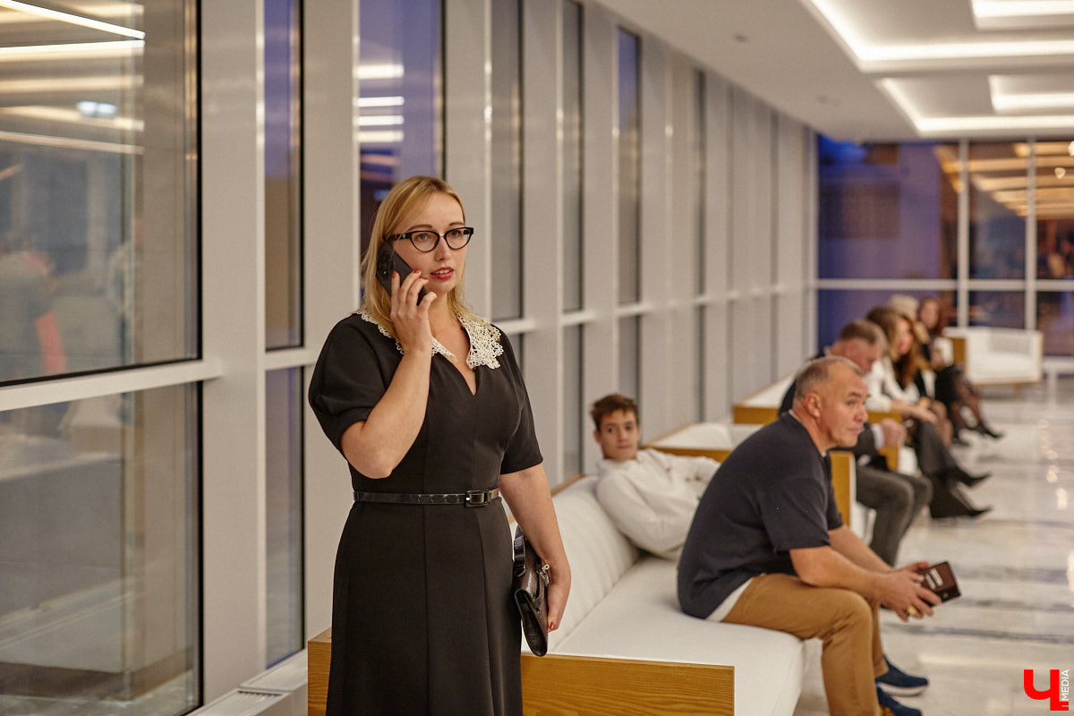 Театральная осень во Владимире началась под бравурные мелодии духового оркестра и звуки струнного ансамбля классической музыки: 10 октября здание драмтеатра, вселявшее грусть темными окнами более пяти лет, озарилось огнями, встретив первых зрителей. Как прошло «новоселье» на старом месте — смотрите в нашем фоторепортаже!