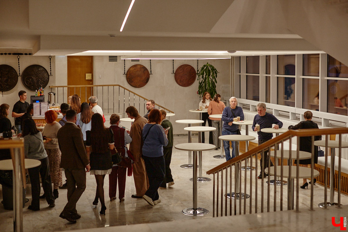 Театральная осень во Владимире началась под бравурные мелодии духового оркестра и звуки струнного ансамбля классической музыки: 10 октября здание драмтеатра, вселявшее грусть темными окнами более пяти лет, озарилось огнями, встретив первых зрителей. Как прошло «новоселье» на старом месте — смотрите в нашем фоторепортаже!