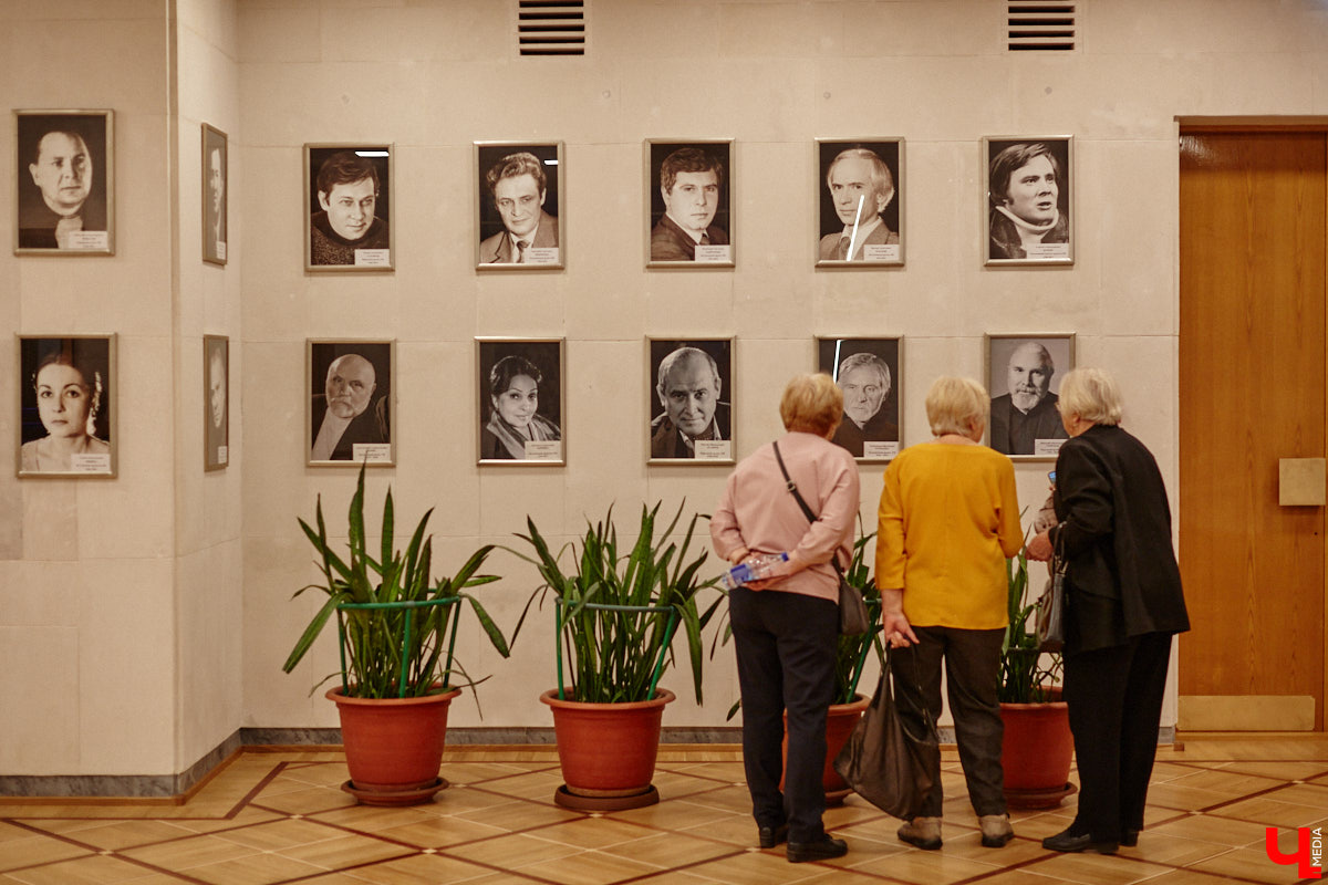 Театральная осень во Владимире началась под бравурные мелодии духового оркестра и звуки струнного ансамбля классической музыки: 10 октября здание драмтеатра, вселявшее грусть темными окнами более пяти лет, озарилось огнями, встретив первых зрителей. Как прошло «новоселье» на старом месте — смотрите в нашем фоторепортаже!