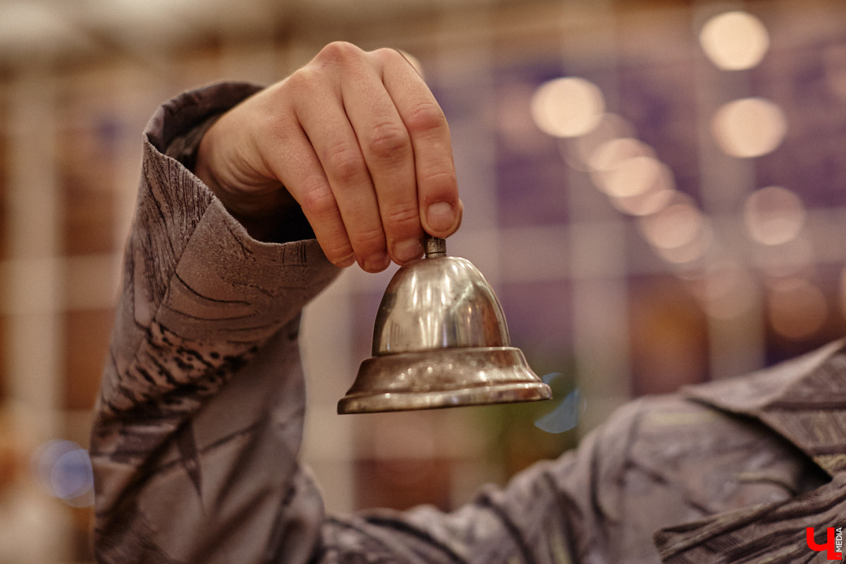 Театральная осень во Владимире началась под бравурные мелодии духового оркестра и звуки струнного ансамбля классической музыки: 10 октября здание драмтеатра, вселявшее грусть темными окнами более пяти лет, озарилось огнями, встретив первых зрителей. Как прошло «новоселье» на старом месте — смотрите в нашем фоторепортаже!