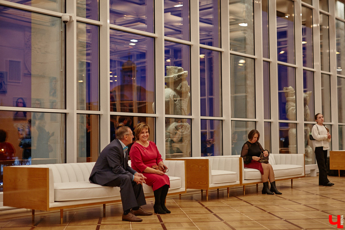 Театральная осень во Владимире началась под бравурные мелодии духового оркестра и звуки струнного ансамбля классической музыки: 10 октября здание драмтеатра, вселявшее грусть темными окнами более пяти лет, озарилось огнями, встретив первых зрителей. Как прошло «новоселье» на старом месте — смотрите в нашем фоторепортаже!