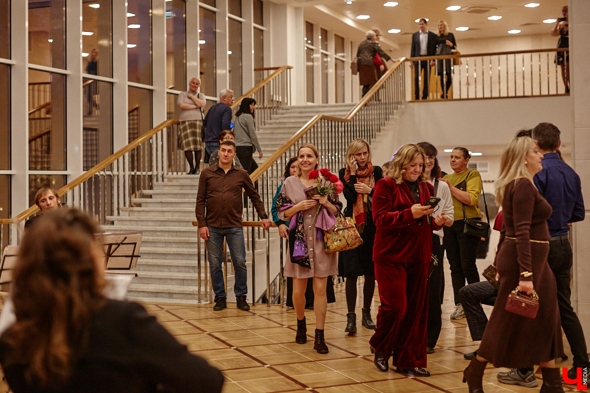 Театральная осень во Владимире началась под бравурные мелодии духового оркестра и звуки струнного ансамбля классической музыки: 10 октября здание драмтеатра, вселявшее грусть темными окнами более пяти лет, озарилось огнями, встретив первых зрителей. Как прошло «новоселье» на старом месте — смотрите в нашем фоторепортаже!