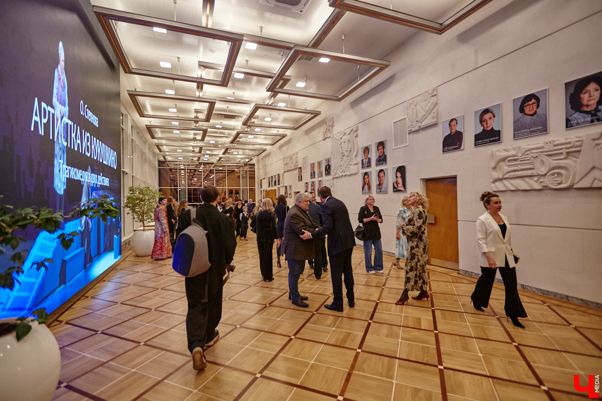 Театральная осень во Владимире началась под бравурные мелодии духового оркестра и звуки струнного ансамбля классической музыки: 10 октября здание драмтеатра, вселявшее грусть темными окнами более пяти лет, озарилось огнями, встретив первых зрителей. Как прошло «новоселье» на старом месте — смотрите в нашем фоторепортаже!