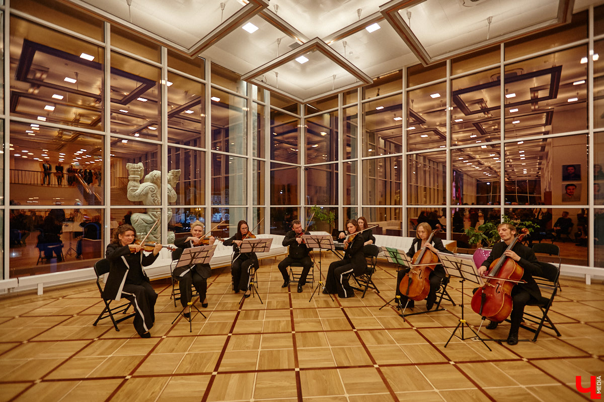 Театральная осень во Владимире началась под бравурные мелодии духового оркестра и звуки струнного ансамбля классической музыки: 10 октября здание драмтеатра, вселявшее грусть темными окнами более пяти лет, озарилось огнями, встретив первых зрителей. Как прошло «новоселье» на старом месте — смотрите в нашем фоторепортаже!