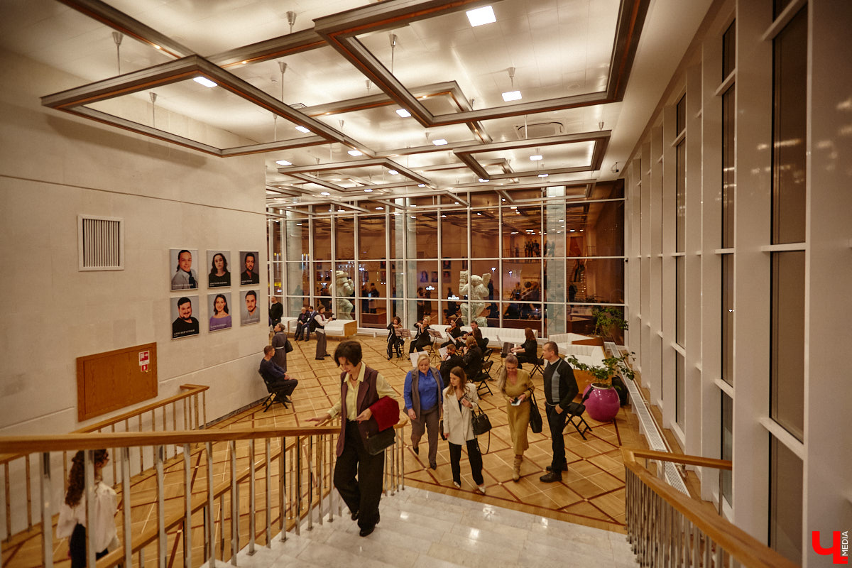 Театральная осень во Владимире началась под бравурные мелодии духового оркестра и звуки струнного ансамбля классической музыки: 10 октября здание драмтеатра, вселявшее грусть темными окнами более пяти лет, озарилось огнями, встретив первых зрителей. Как прошло «новоселье» на старом месте — смотрите в нашем фоторепортаже!