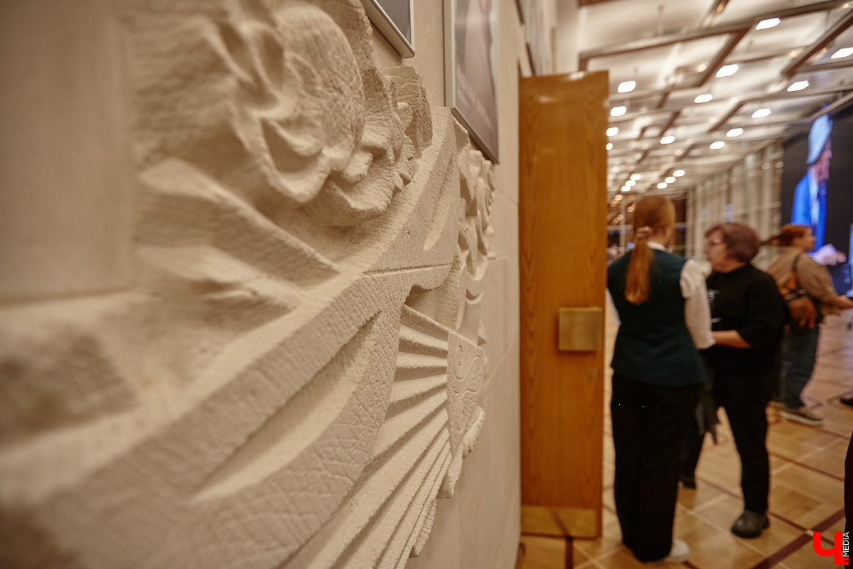 Театральная осень во Владимире началась под бравурные мелодии духового оркестра и звуки струнного ансамбля классической музыки: 10 октября здание драмтеатра, вселявшее грусть темными окнами более пяти лет, озарилось огнями, встретив первых зрителей. Как прошло «новоселье» на старом месте — смотрите в нашем фоторепортаже!