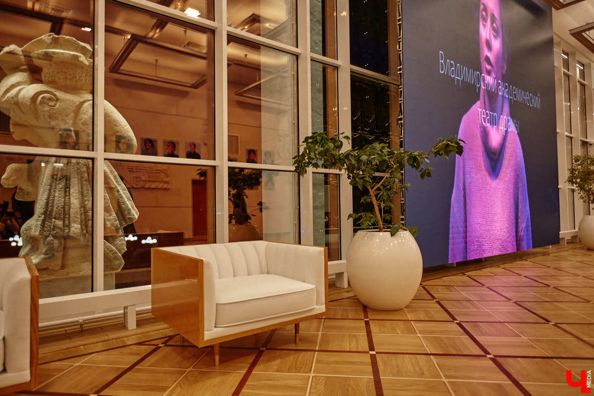 Театральная осень во Владимире началась под бравурные мелодии духового оркестра и звуки струнного ансамбля классической музыки: 10 октября здание драмтеатра, вселявшее грусть темными окнами более пяти лет, озарилось огнями, встретив первых зрителей. Как прошло «новоселье» на старом месте — смотрите в нашем фоторепортаже!