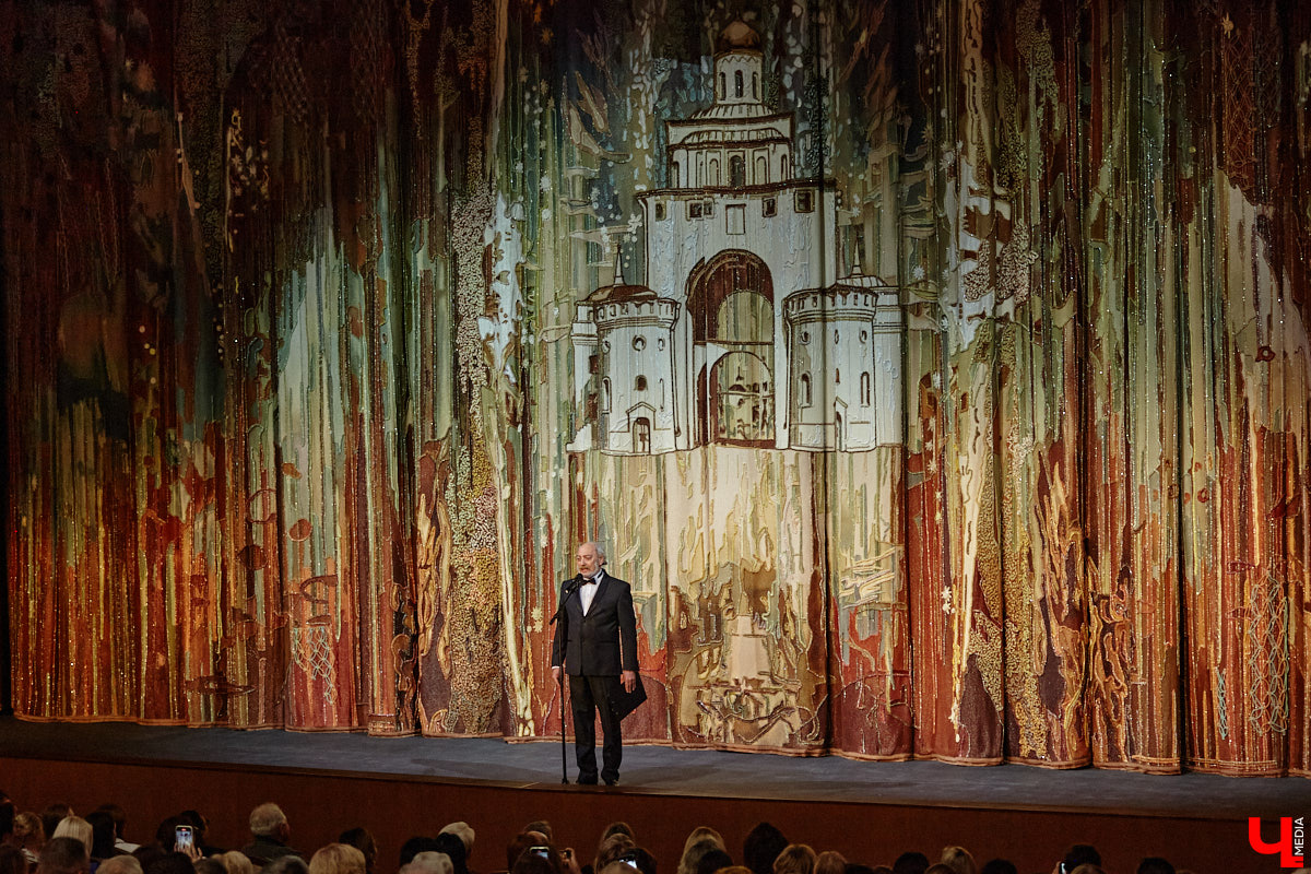 Театральная осень во Владимире началась под бравурные мелодии духового оркестра и звуки струнного ансамбля классической музыки: 10 октября здание драмтеатра, вселявшее грусть темными окнами более пяти лет, озарилось огнями, встретив первых зрителей. Как прошло «новоселье» на старом месте — смотрите в нашем фоторепортаже!