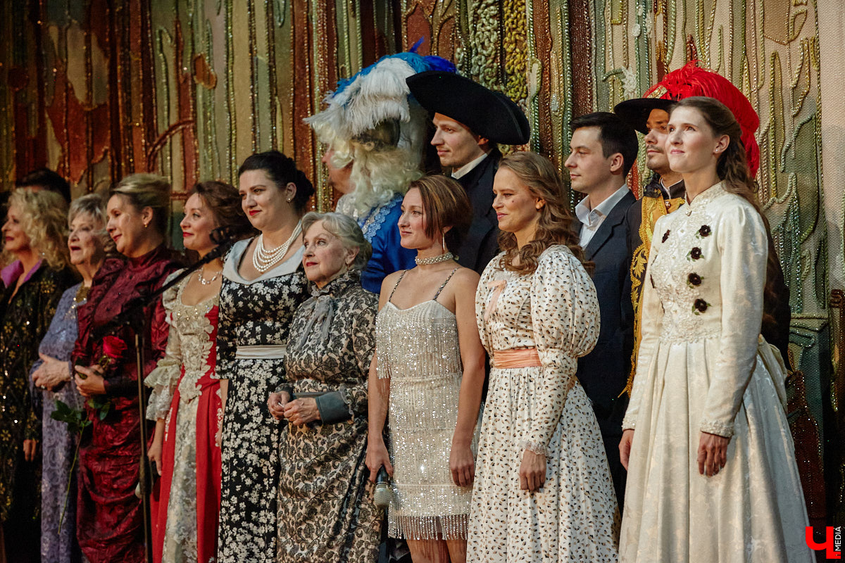 Театральная осень во Владимире началась под бравурные мелодии духового оркестра и звуки струнного ансамбля классической музыки: 10 октября здание драмтеатра, вселявшее грусть темными окнами более пяти лет, озарилось огнями, встретив первых зрителей. Как прошло «новоселье» на старом месте — смотрите в нашем фоторепортаже!