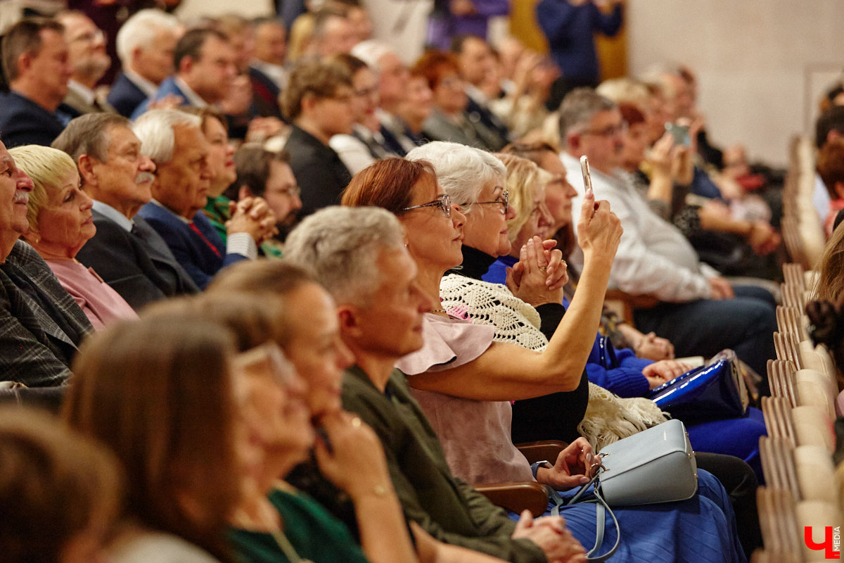 Театральная осень во Владимире началась под бравурные мелодии духового оркестра и звуки струнного ансамбля классической музыки: 10 октября здание драмтеатра, вселявшее грусть темными окнами более пяти лет, озарилось огнями, встретив первых зрителей. Как прошло «новоселье» на старом месте — смотрите в нашем фоторепортаже!