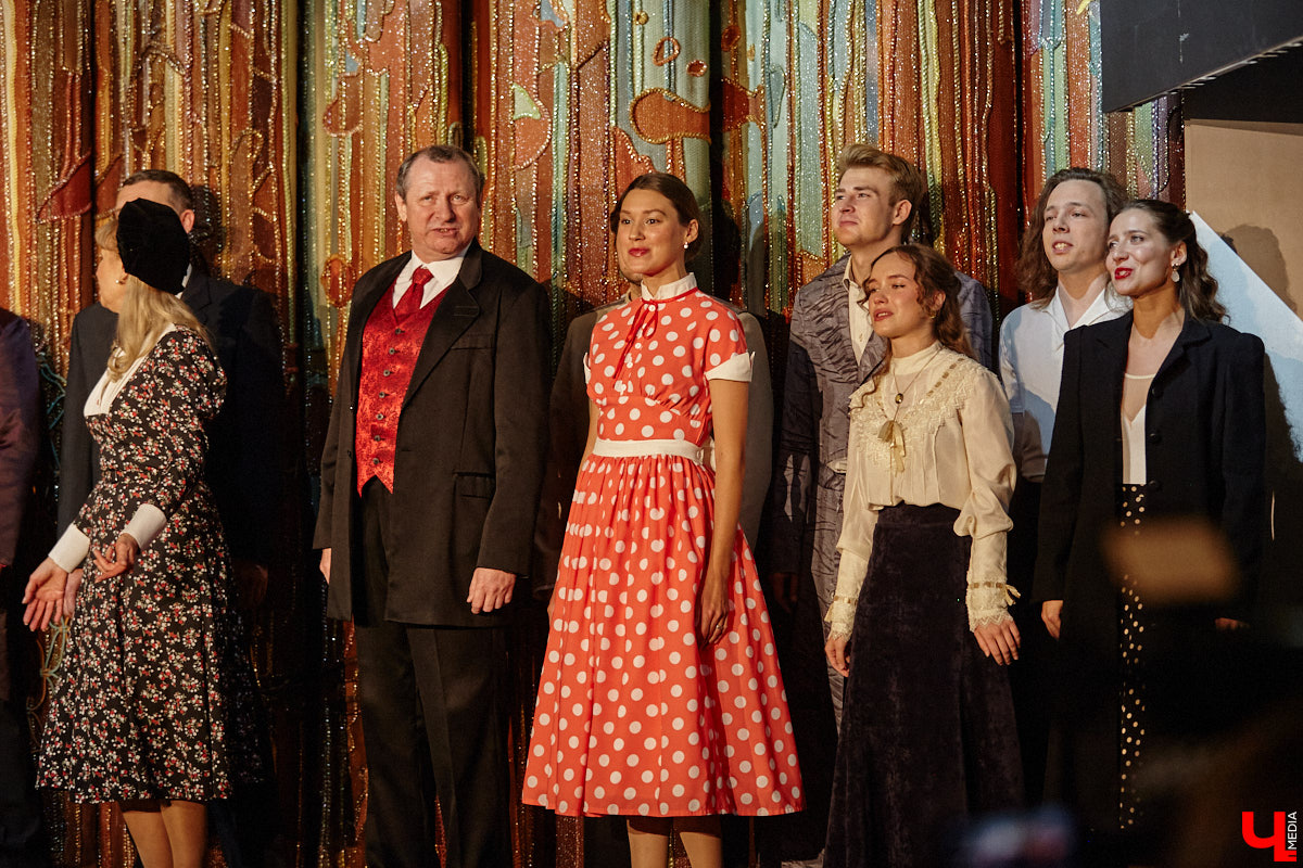 Театральная осень во Владимире началась под бравурные мелодии духового оркестра и звуки струнного ансамбля классической музыки: 10 октября здание драмтеатра, вселявшее грусть темными окнами более пяти лет, озарилось огнями, встретив первых зрителей. Как прошло «новоселье» на старом месте — смотрите в нашем фоторепортаже!