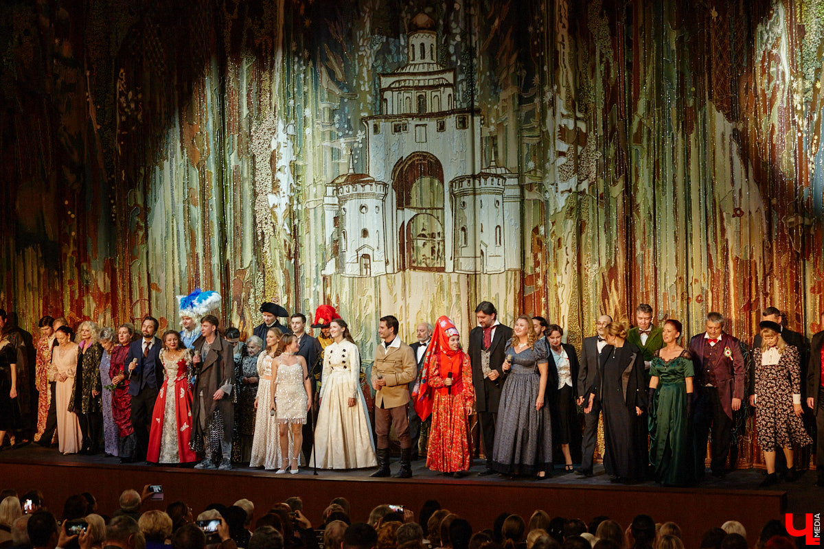 Театральная осень во Владимире началась под бравурные мелодии духового оркестра и звуки струнного ансамбля классической музыки: 10 октября здание драмтеатра, вселявшее грусть темными окнами более пяти лет, озарилось огнями, встретив первых зрителей. Как прошло «новоселье» на старом месте — смотрите в нашем фоторепортаже!